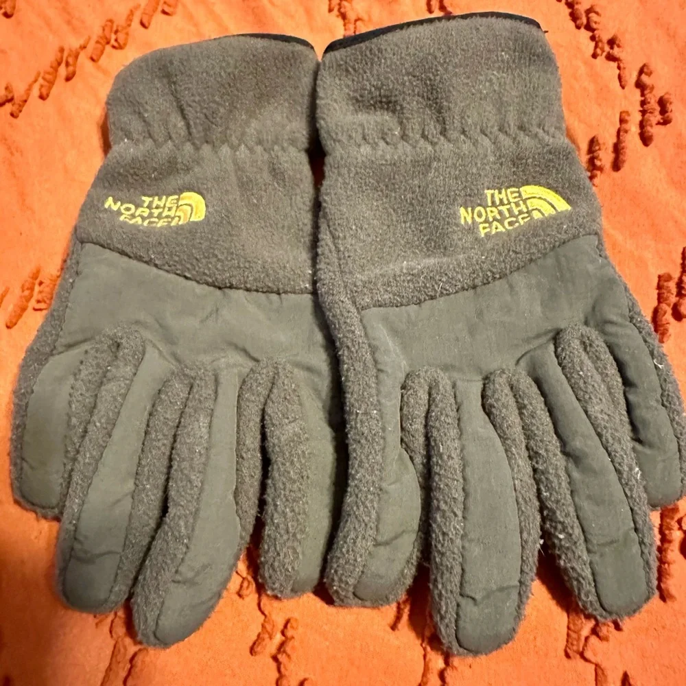 The North Face Boys Fleece Gloves…Color: Gray/Black…Sz: Small (7/8)